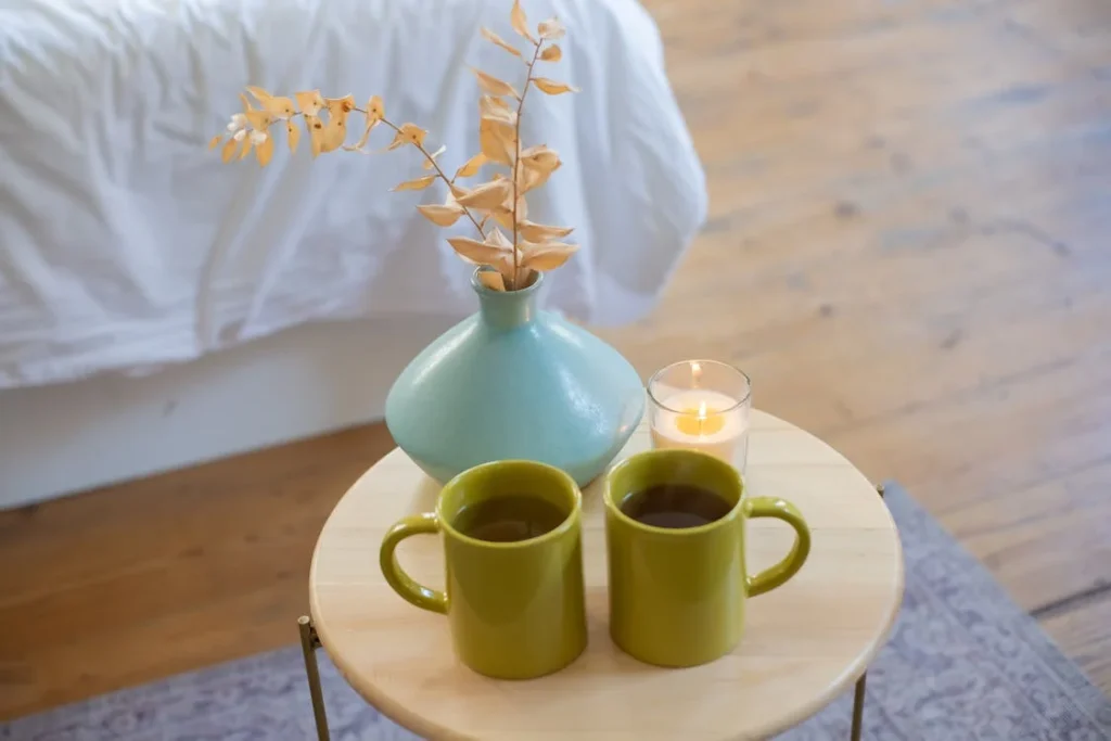 Rolig morgenatmosfære med et bord, en kopp og naturlig lys som symboliserer stille daglig balanse