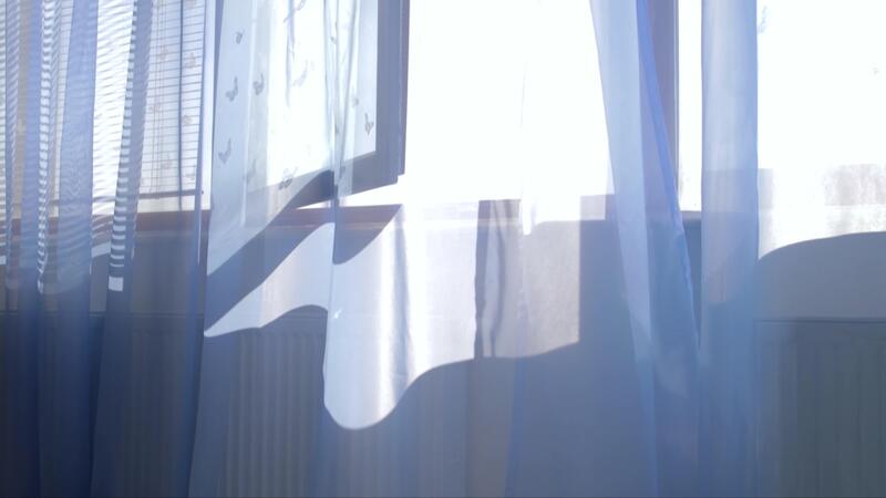 Rolig morgenscene med åpent vindu og morgenlys som strømmer inn over en ryddig bordflate